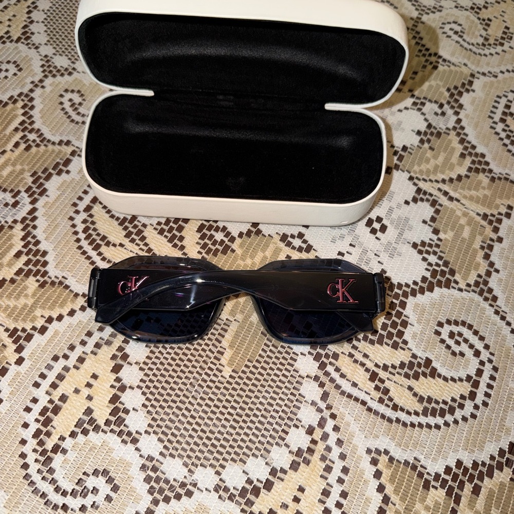 Calvin Klein Jeans Black Sunglasses With Pink Lenses View 3